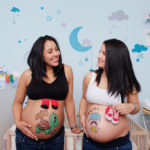 foto de amigas embarazadas en una sesion de belly painting a domicilio