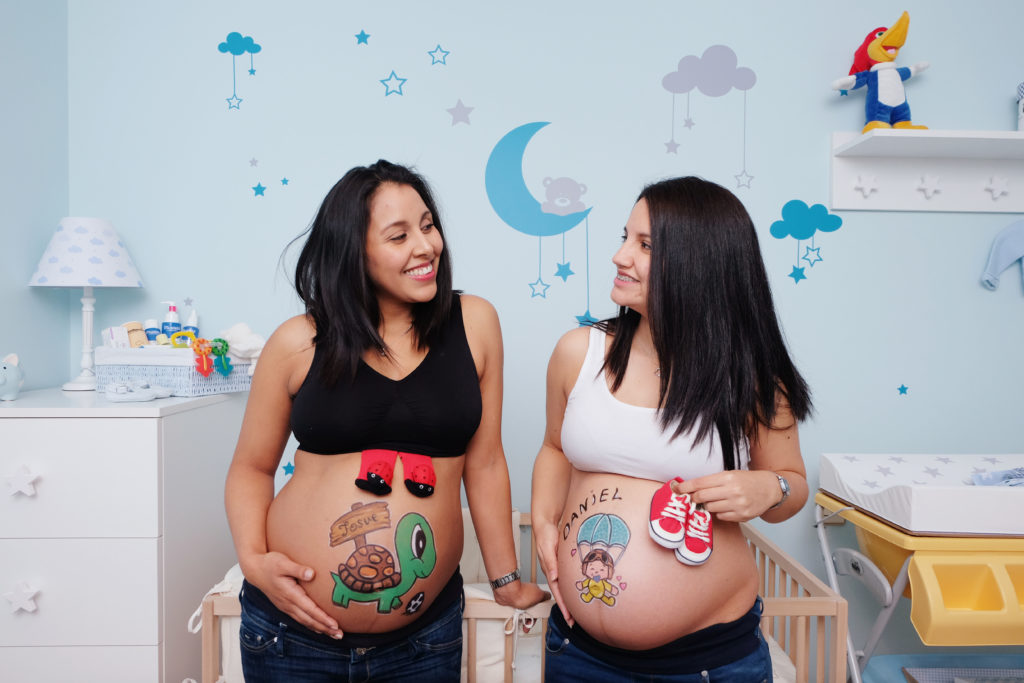 foto de amigas embarazadas en una sesion de belly painting a domicilio