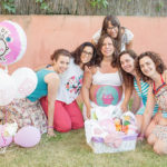 foto de baby shower en madrid con una embarazada con la barriguita pintada