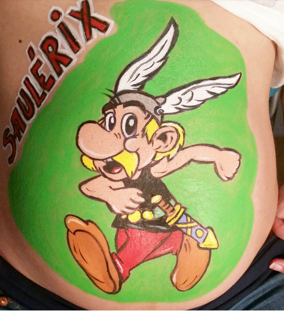 foto de tripita pintada con un dibujo de Axterix,en una sesion de belly painting a domicilio