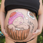 Pintura corporal para embarazada de bebe con dulce para