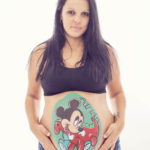 Foto de mujer embarazada en una sesión de belly painting en estudio