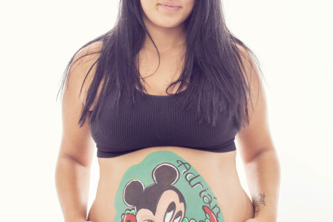 Foto de mujer embarazada en una sesión de belly painting en estudio