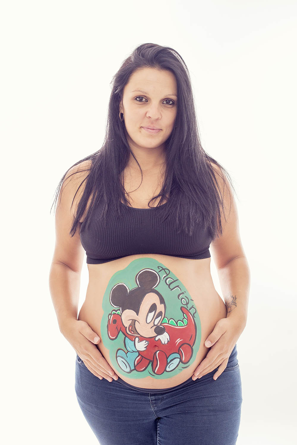 Foto de mujer embarazada en una sesión de belly painting en estudio