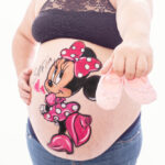 Foto de Belly painting de Minnie con corazones