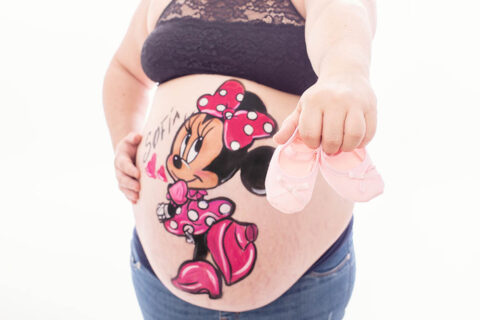 Foto de Belly painting de Minnie con corazones