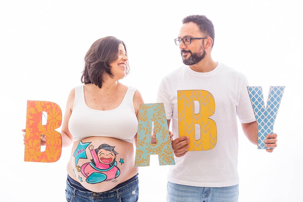 Foto de pareja en una sesión de belly painting