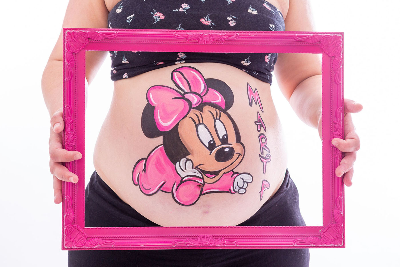 foto barriguita pintada con un dibujo de Minnie en tonos rosas