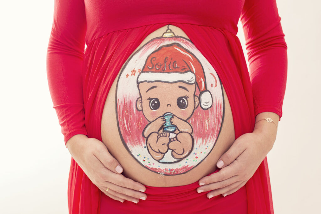 Foto tripa pintada con bola de Navidad