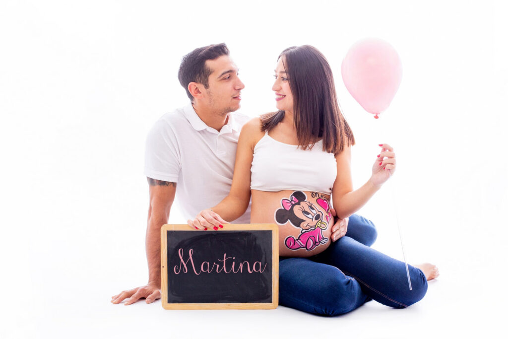 foto de pareja con la tripita pintada,despues de una sesion de belly painting en nuestro estudio en Madrid