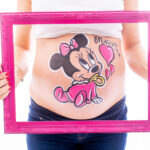 Foto de barriguita pintada con un dibujo de Minnie Mouse