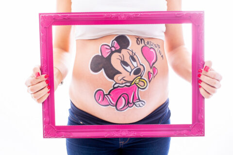 Foto de barriguita pintada con un dibujo de Minnie Mouse