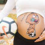 foto de tripita pintada con un dibujo de un bebe futbolero en una sesión de belly painting en Madrid