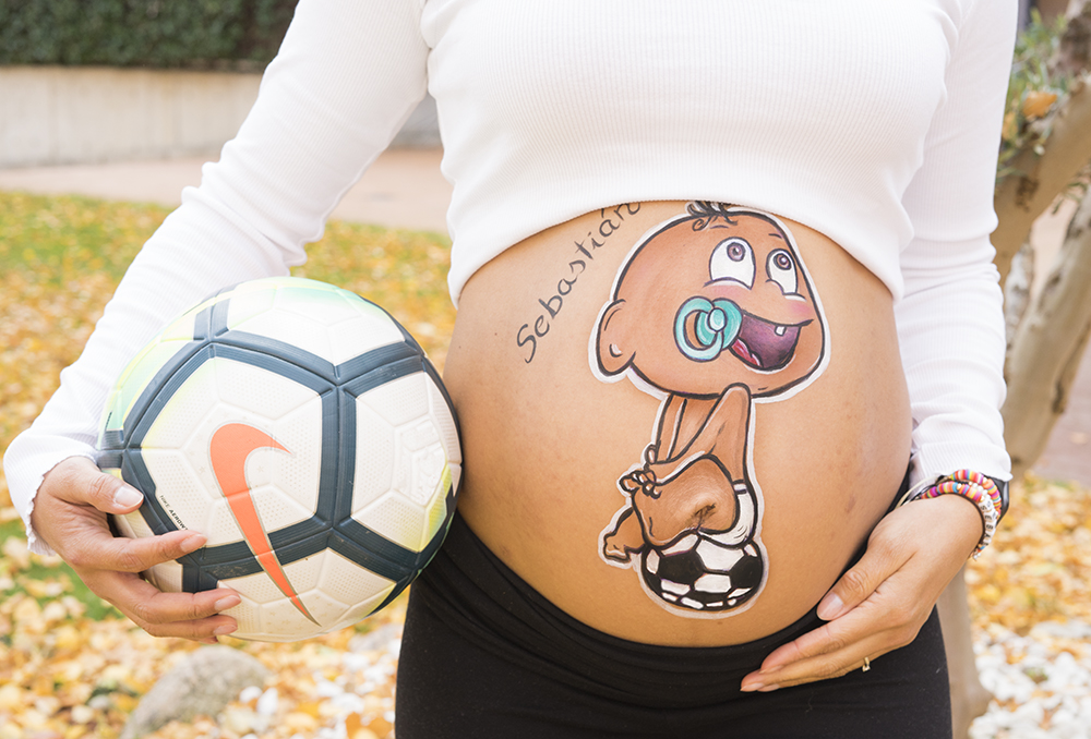 foto de tripita pintada con un dibujo de un bebe futbolero en una sesión de belly painting en Madrid