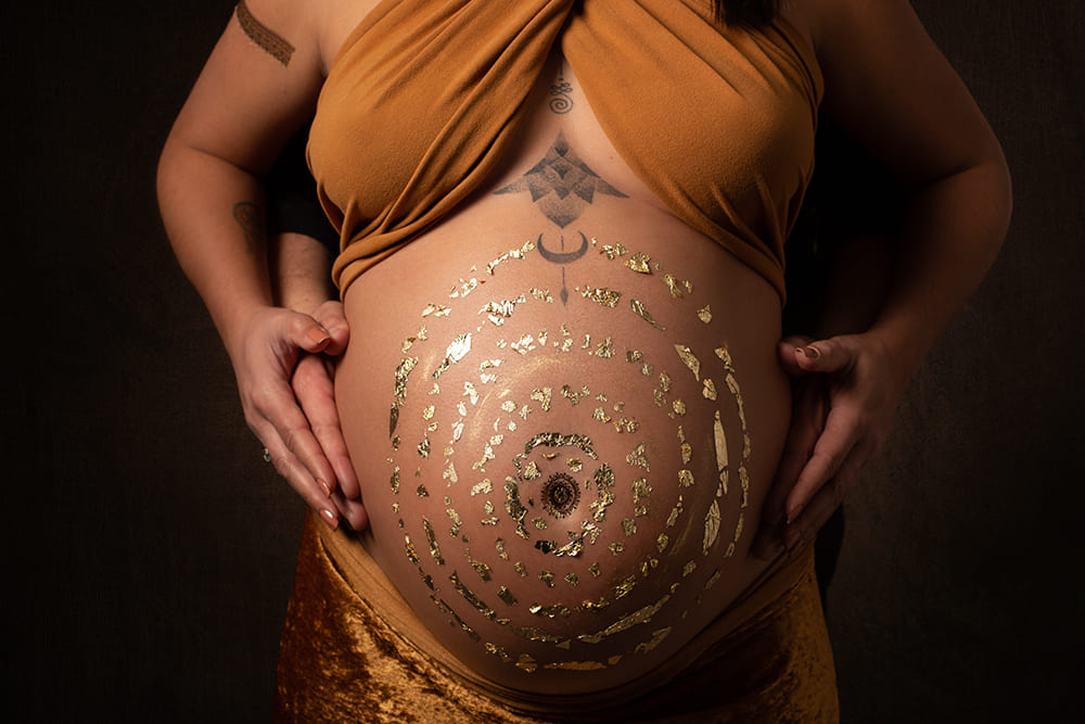 sesion de belly painting con pan de oro en estudio en Madrid