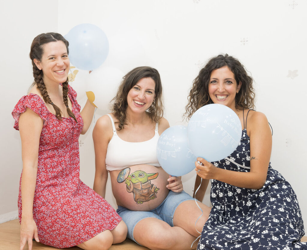 Baby shower en Alcala de henares en la que hemos pintado la barriguita a una embarazada y hemos realizado sesion de fotos a ella y a sus amigas