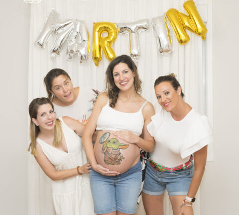 Baby shower en Alcala en la que hemos pintado la barriguita a la embarazada y hemos hecho sesion de fotos con sus amigas
