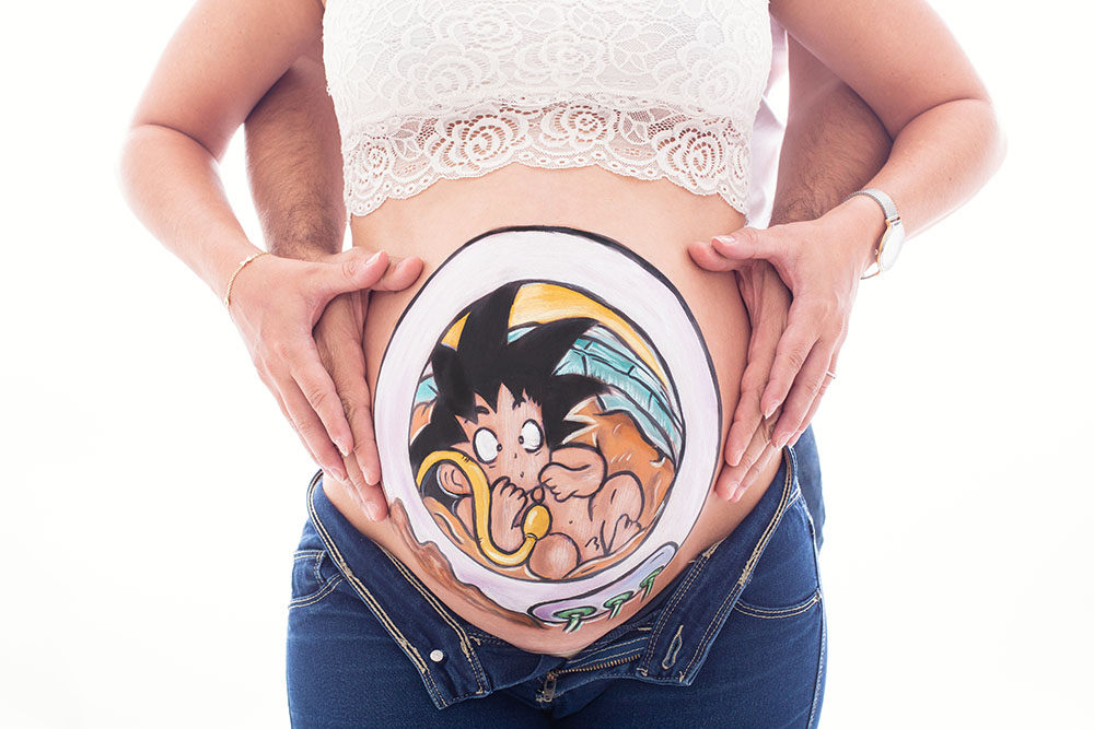 Foto de barriguita pintada de una mujer embarazada en la que hemos pintado un dibujo de goku