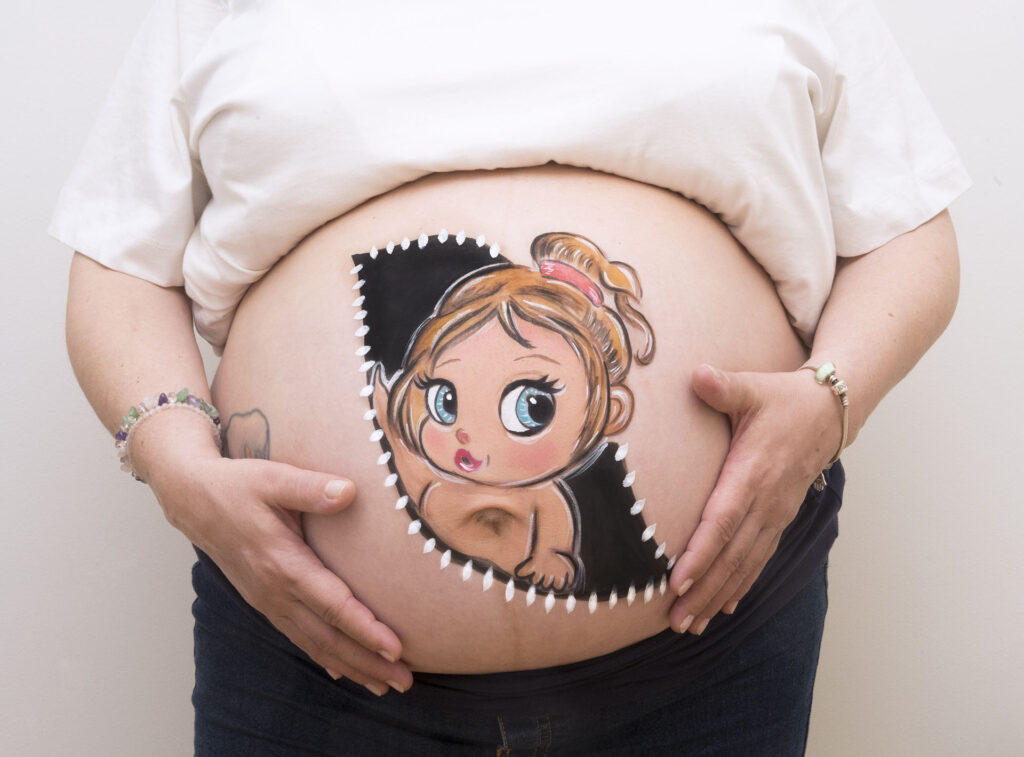Celebra tu baby shower con un belly painting personalizado en esta ocasión hemos pintado una bebe con un arcoiris que sale de la tripita de la mama