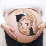 Celebra tu baby shower con un belly painting personalizado en este caso hemos pintado una bebe con un arcoiris saliendo de la tripita de la mama