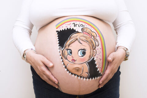Celebra tu baby shower con un belly painting personalizado en este caso hemos pintado una bebe con un arcoiris saliendo de la tripita de la mama