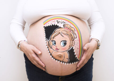 Celebra tu baby shower con un belly painting personalizado en este caso hemos pintado una bebe con un arcoiris saliendo de la tripita de la mama