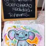 Foto de un dibujo de un elefante con colores transferido a una tela